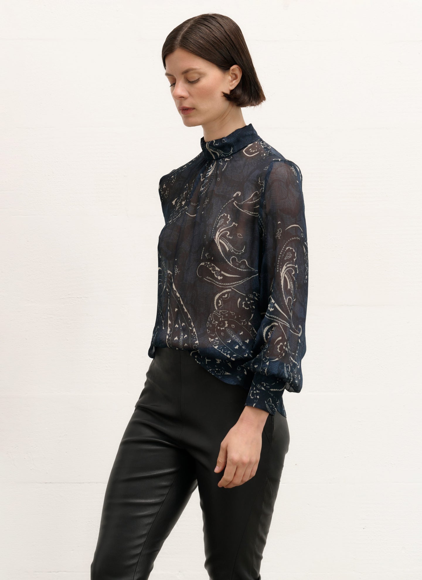 Bluse | Viskose-Crêpe | Kirika | schwarz blau paisley